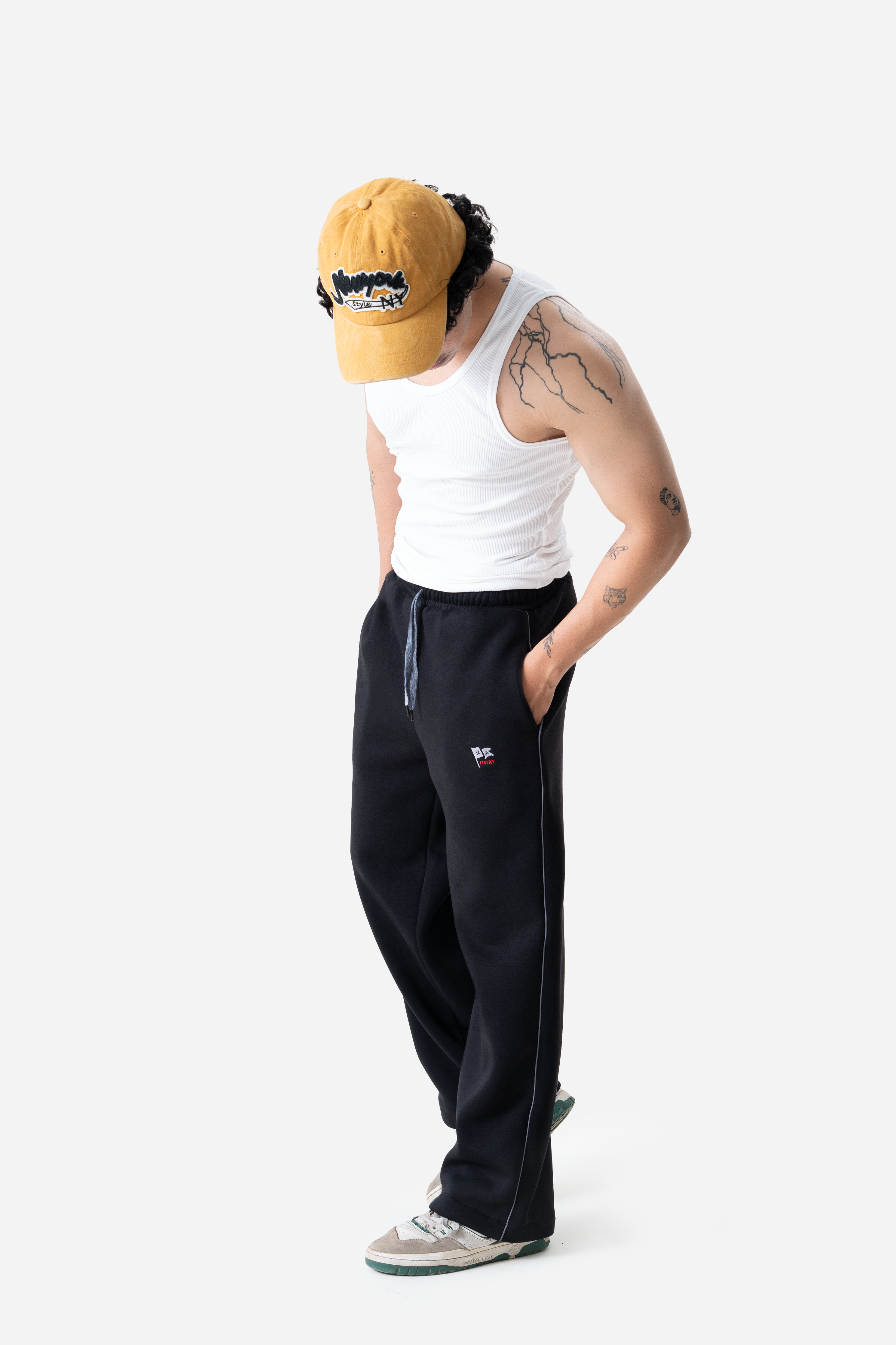 Straight leg sweatpants- Black