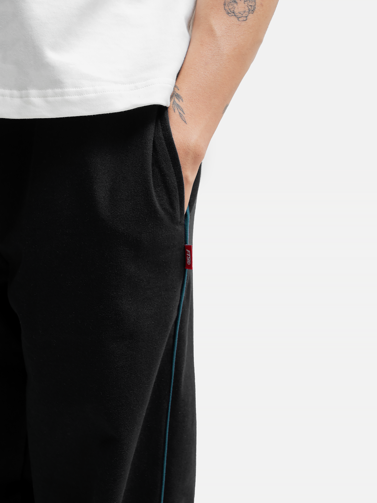 Relaxed Fit Logo Trackpant - Black